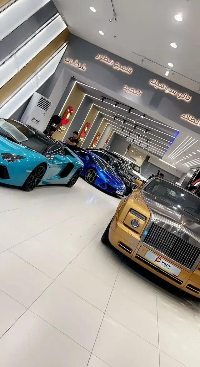 لامبورجيني ورولز رويس في المعرض